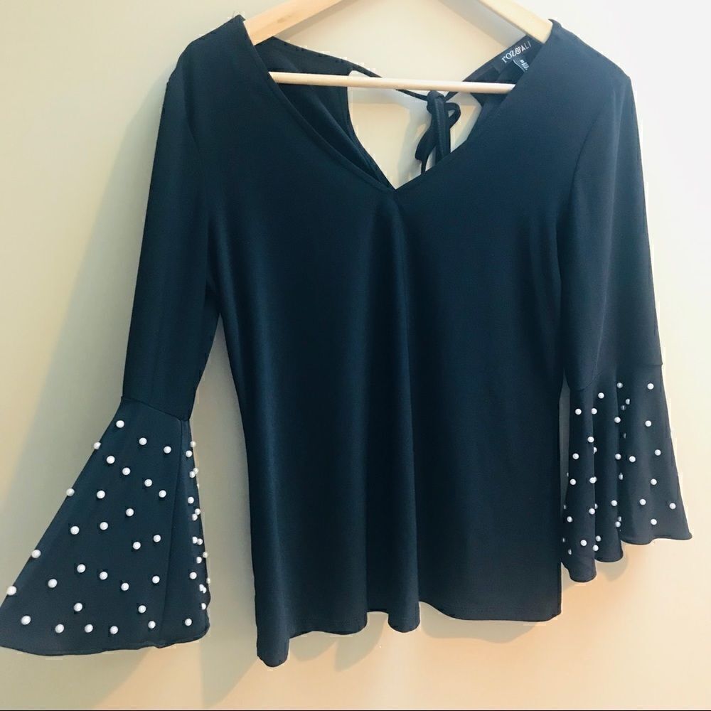 👠Roz and Ali bell sleeve top with pearls Size XS